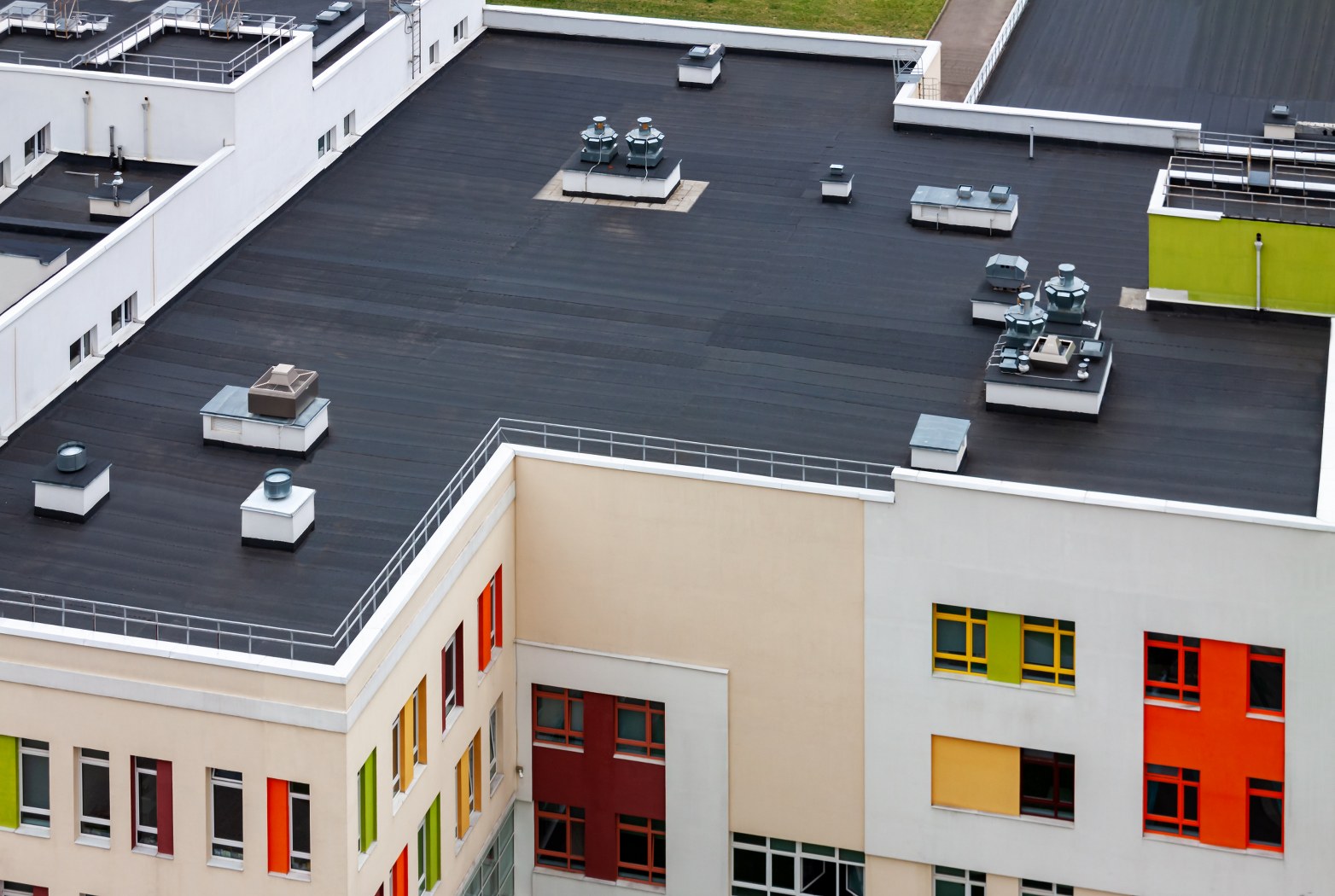 Top view flat roof with air conditioners and hydro insulation membranes on top of a modern apartment yellow green red building. SSUCv3H4sIAAAAAAAACoRTy27cIBTdV+o/jFh3VAPGNlm2q0iR+gFRF9jQMRoMIx6pqmj+vYAHF08TZQfnHs4998Hr50+HAxiZkxN4OLymW7xLpYLzlnlpdISbLzfcCs2FrZEXi7umBgSX3ljJVA2OzE+zZouIoA5KJfiag8B55oMTrsrOrWCL8zLTcdFg3IzCeTOda3SUp4xdZuNNHeDiYpz0GU/isATcHLwXdlOqvEzMi1M0v3NTevO83g8lkIPxRQyBb0EqLvXJfX1imi/Mnh245VtzhjHRfgTPjbGgRNa072g+ap5mkDr5htR3o2MwTHlCm956+Lm17CT09CfVcq2qtEIJtnb8eaWC8+/YkSVXfSOxwKWpuvBiJqbcXb8uVk6x6uqZ8XPej/JsMkF7myyAUgVQxlzYqNJwf0VNUfCZORfpvOD1YGInzFLl0cbnAm6qgMfJpSvEqEN06LseE0gooh2o12yWUSfbKQbDRRnGRUq6zWC/gLCDA4EIIbqNYb+LhYC7f4T7tSycthL5b0NXDq45d8taKD1dGWWB0lYsMjL3dbzjYmg+KGWg8CMLtCk/7e1+4R4Vj7vPHkUk332vO4+ghX3T0wH328LsLIIWxWhLhmGL3zkEkJKONGTAcKPsHAIUPfa0I33+OTdvMvUODP3ACWXNUSBCji1pm+PA4hW3HFIMaYMgiq+ufwEAAP//AwBJlIeUOAUAAA==